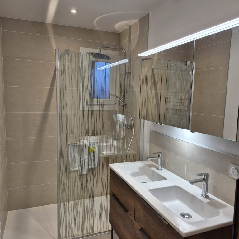 Rénovation d'une salle de bains par www.artihome.fr